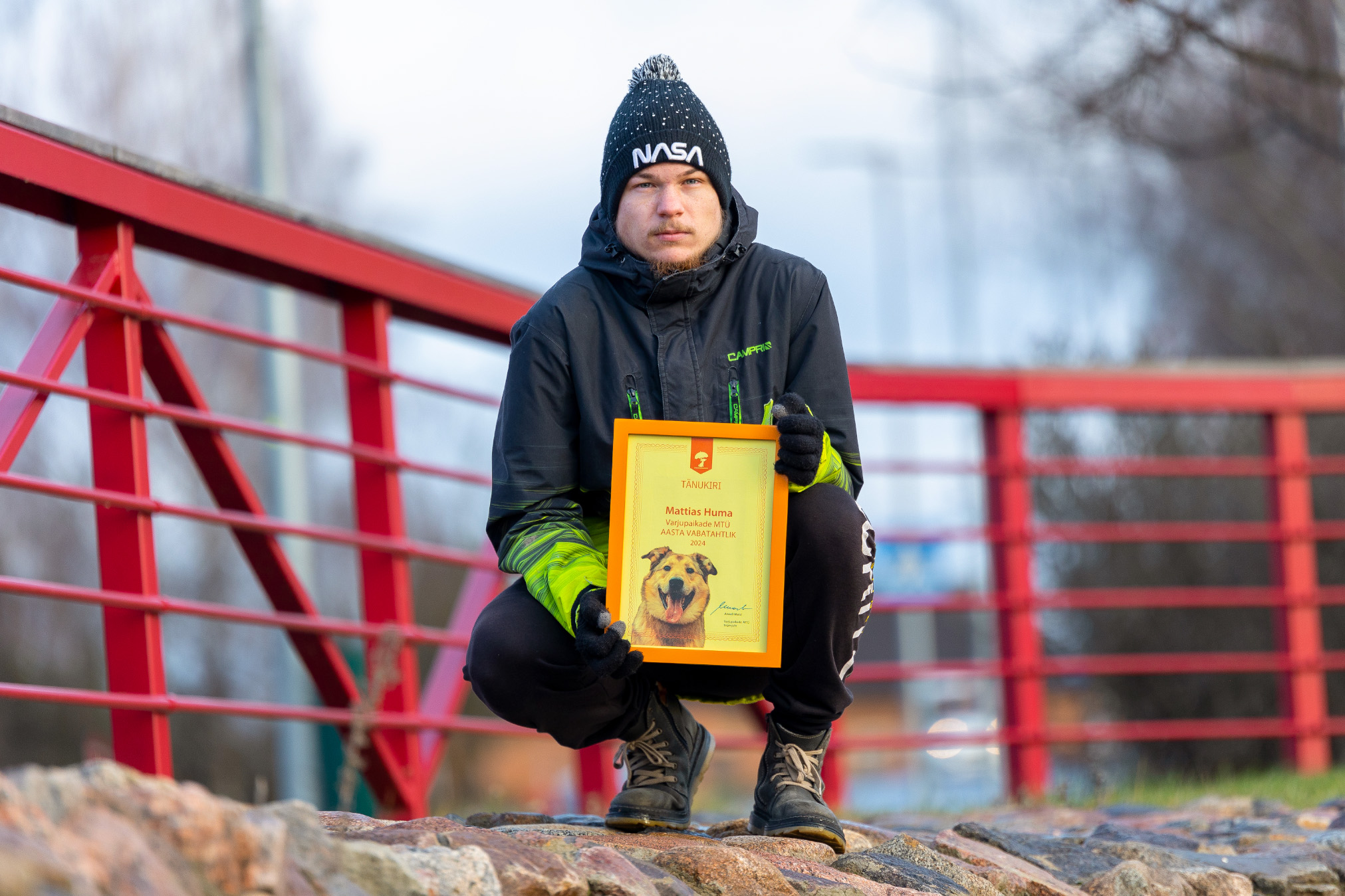 Peremehe ootel vurruliste ja käpaliste eest hoolt kandev Varjupaikade MTÜ valis oma aasta vabatahtlikuks võruka Mattias Huma. Foto: Aigar Nagel